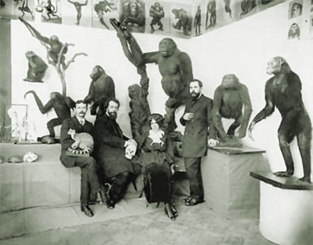 Фото 1. А.Ф. Котс и Н.Н. Ладыгина (сидят в центре) с сотрудниками музея среди экспонатов