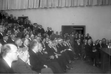 Лекция в Harnak House в ноябре 1931 г. (в первом ряду Альберт Эйнштейн и Макс Планк).