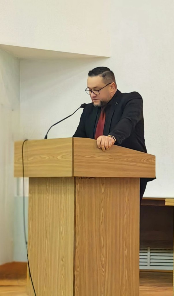 Заместитель директора по общим и специальным вопросам Мельник Г.В. выступает с докладом