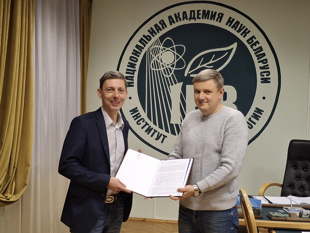 Перов Сергей Юрьевич и Чешик Игорь Анатольевич с подписанным договором о сотрудничестве